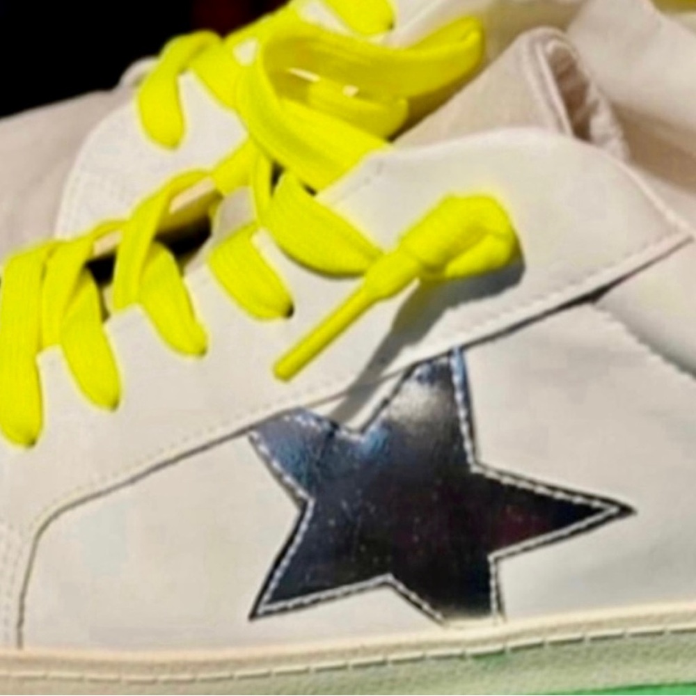 (BRAND NEW) Madden Girl Linlee Sneakers - Woman’s Size 10 w/Neon Shoestrings) - Picture 4 of 10